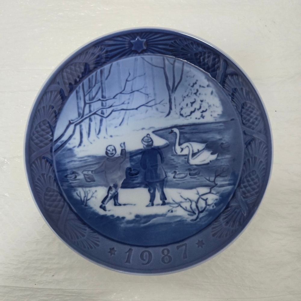 Royal Copenhagen 1987 Christmas Plate Winterbirds Vinterfugle Blue White Denmark